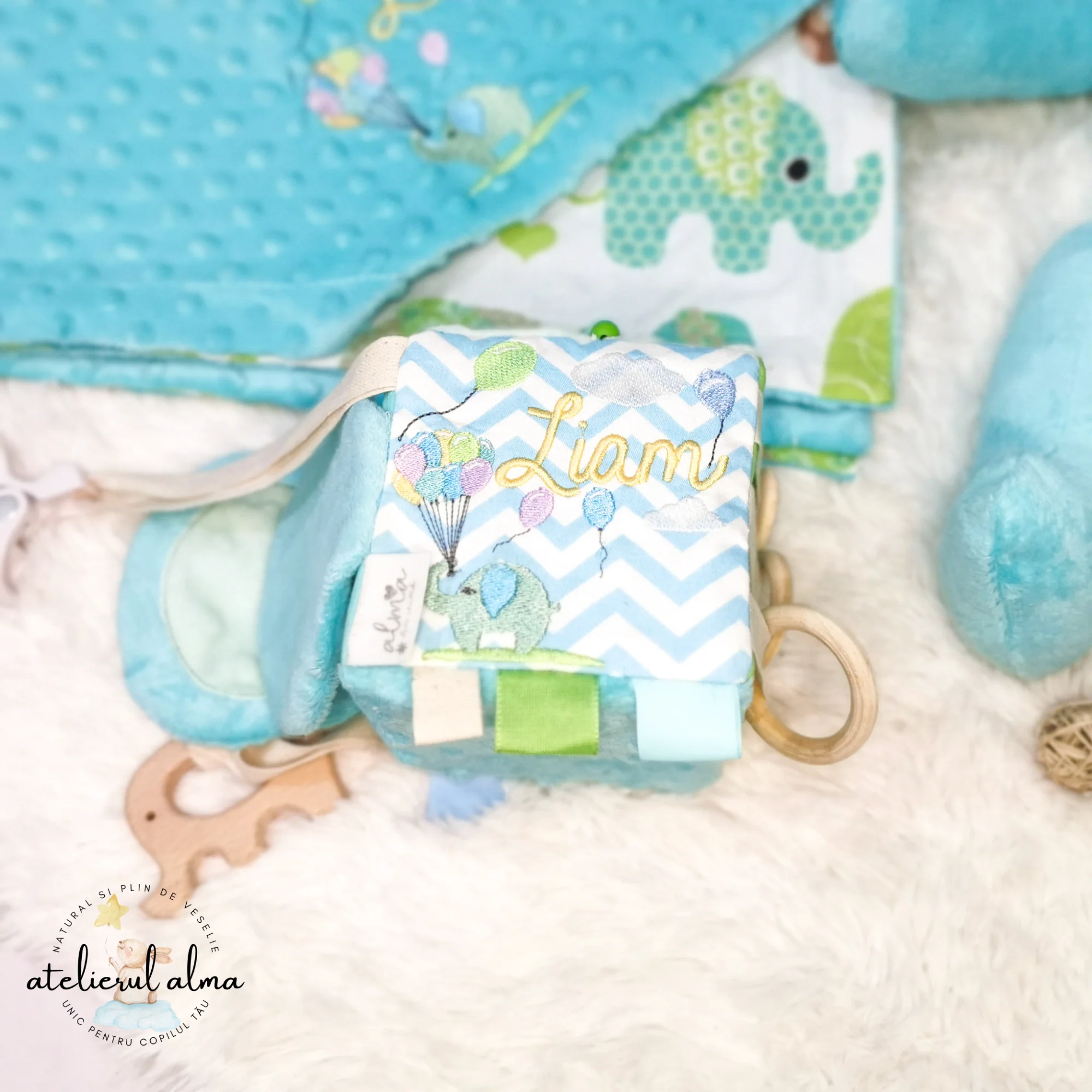 imagine cu cub senzorial cubulet textil jucarie senzoriala pentru bebelusi