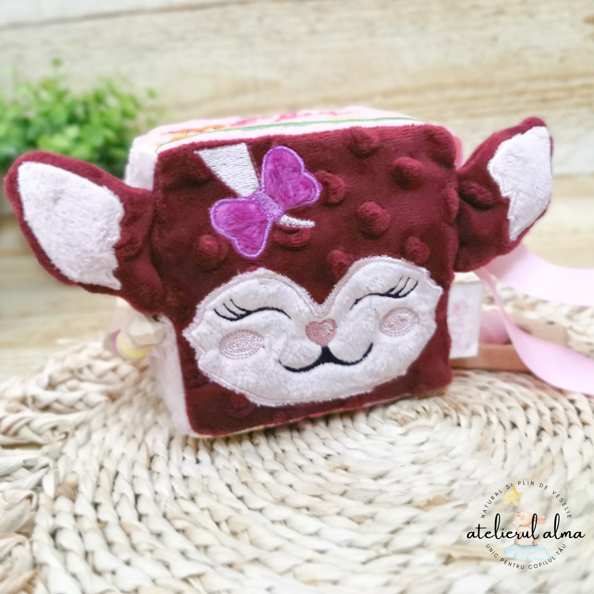 imagine cu cub senzorial cubulet textil jucarie senzoriala pentru bebelusi