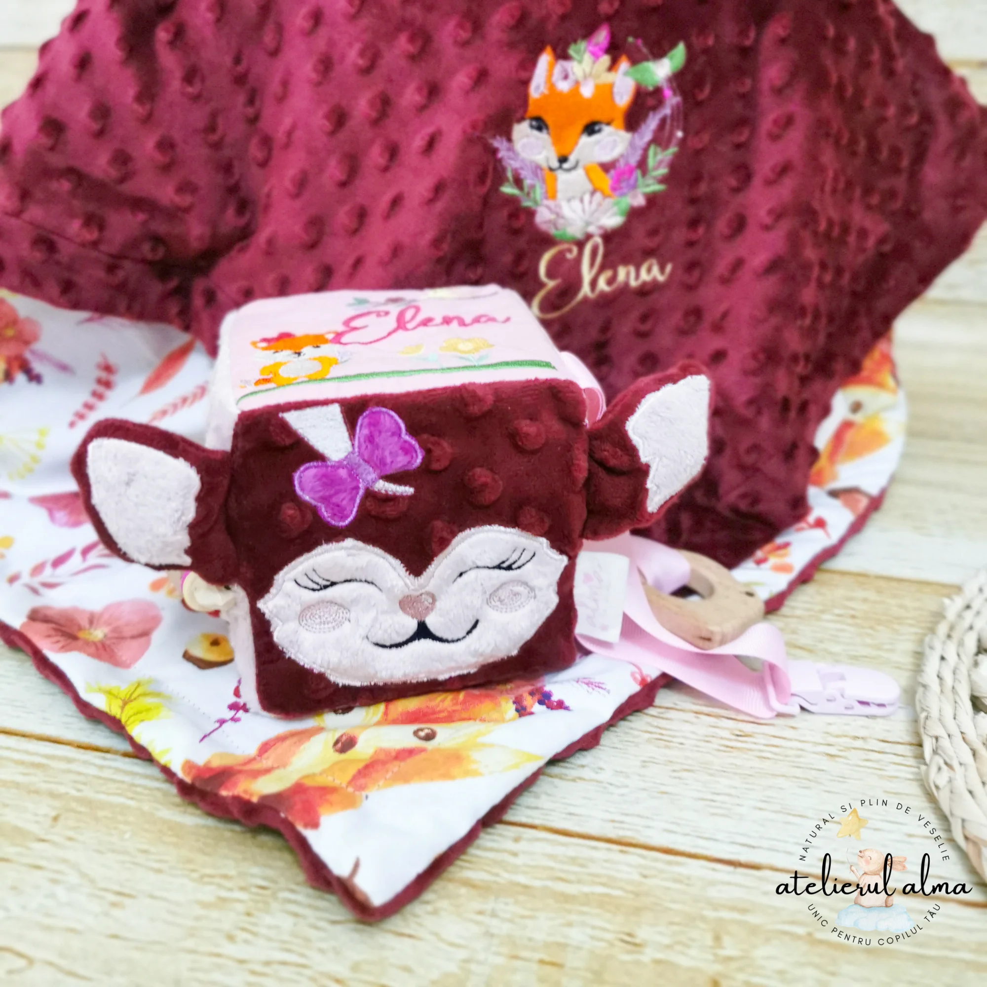 imagine cu cub senzorial cubulet textil jucarie senzoriala pentru bebelusi