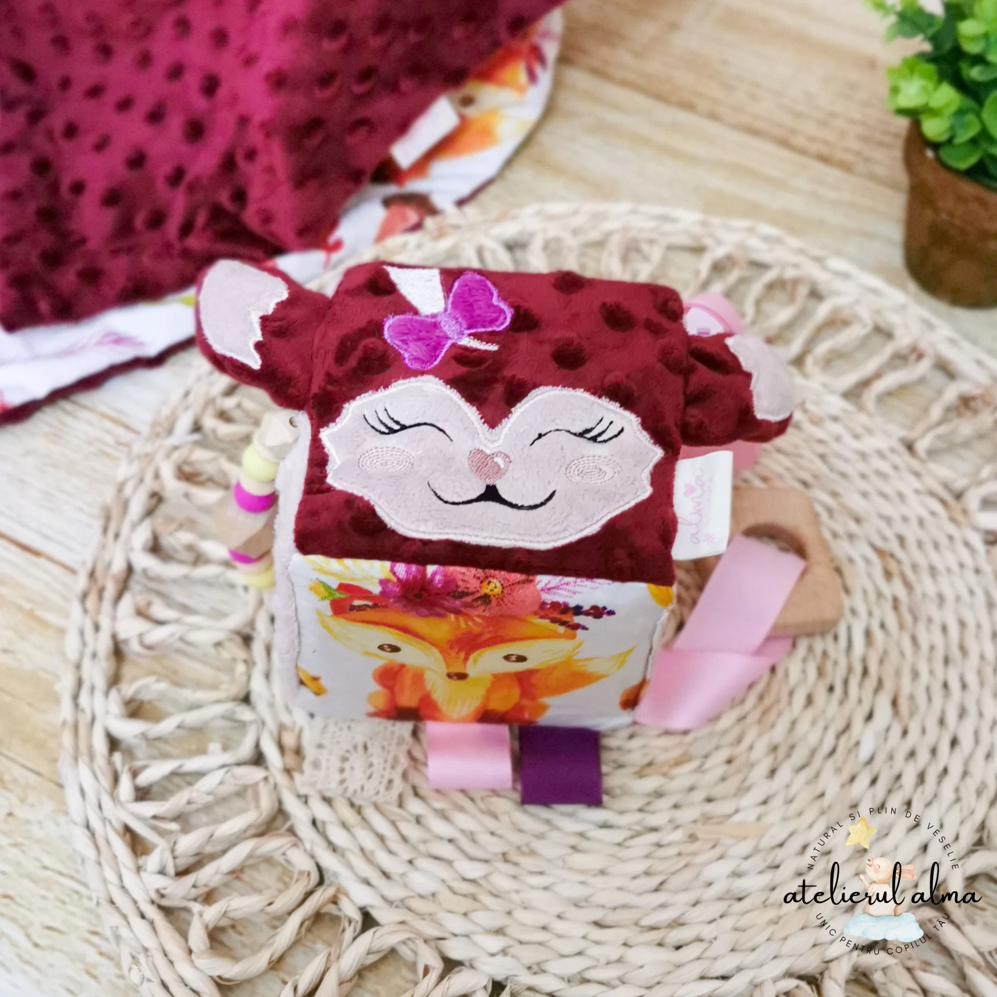 imagine cu cub senzorial cubulet textil jucarie senzoriala pentru bebelusi