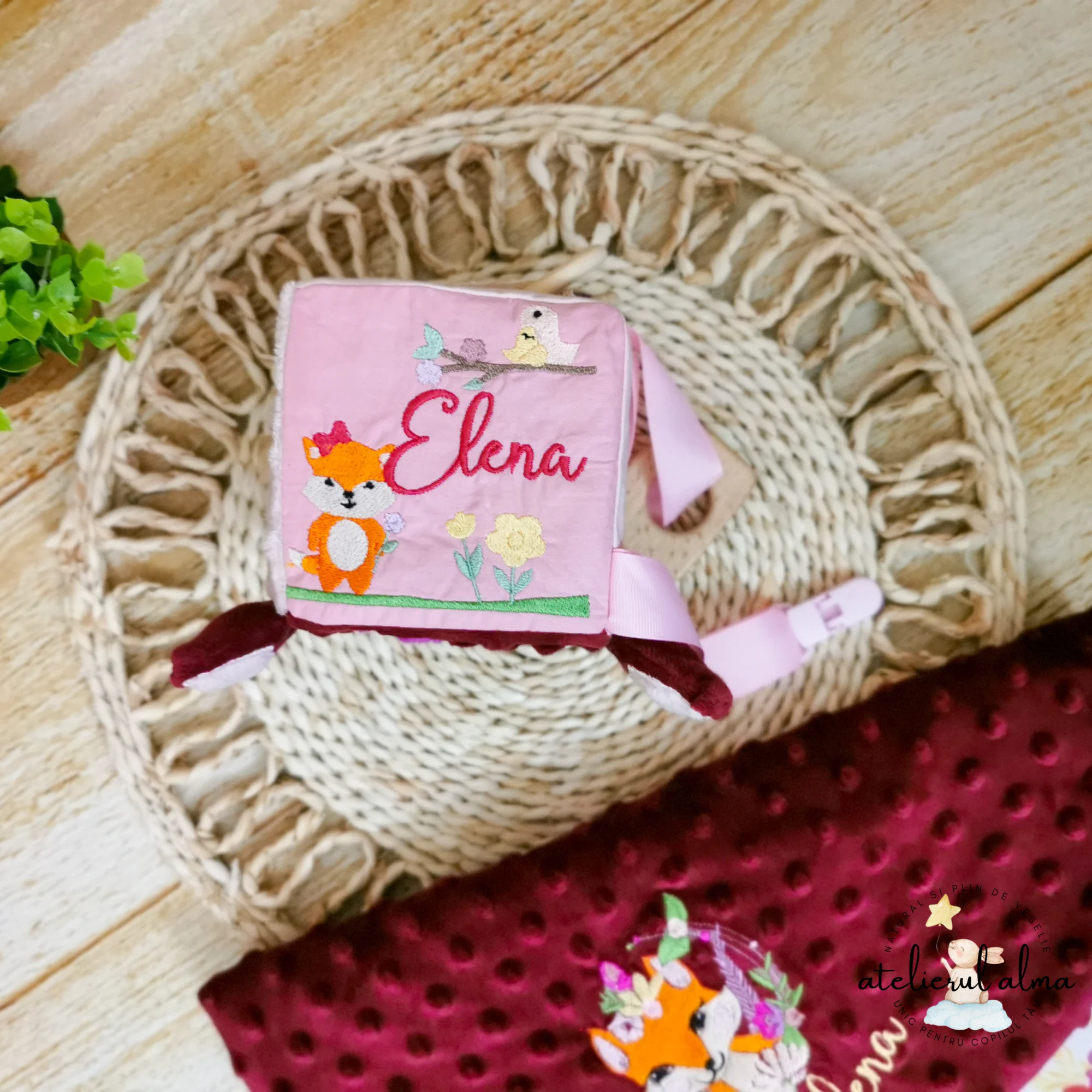 imagine cu cubulet textil jucarie senzoriala pentru bebelusi