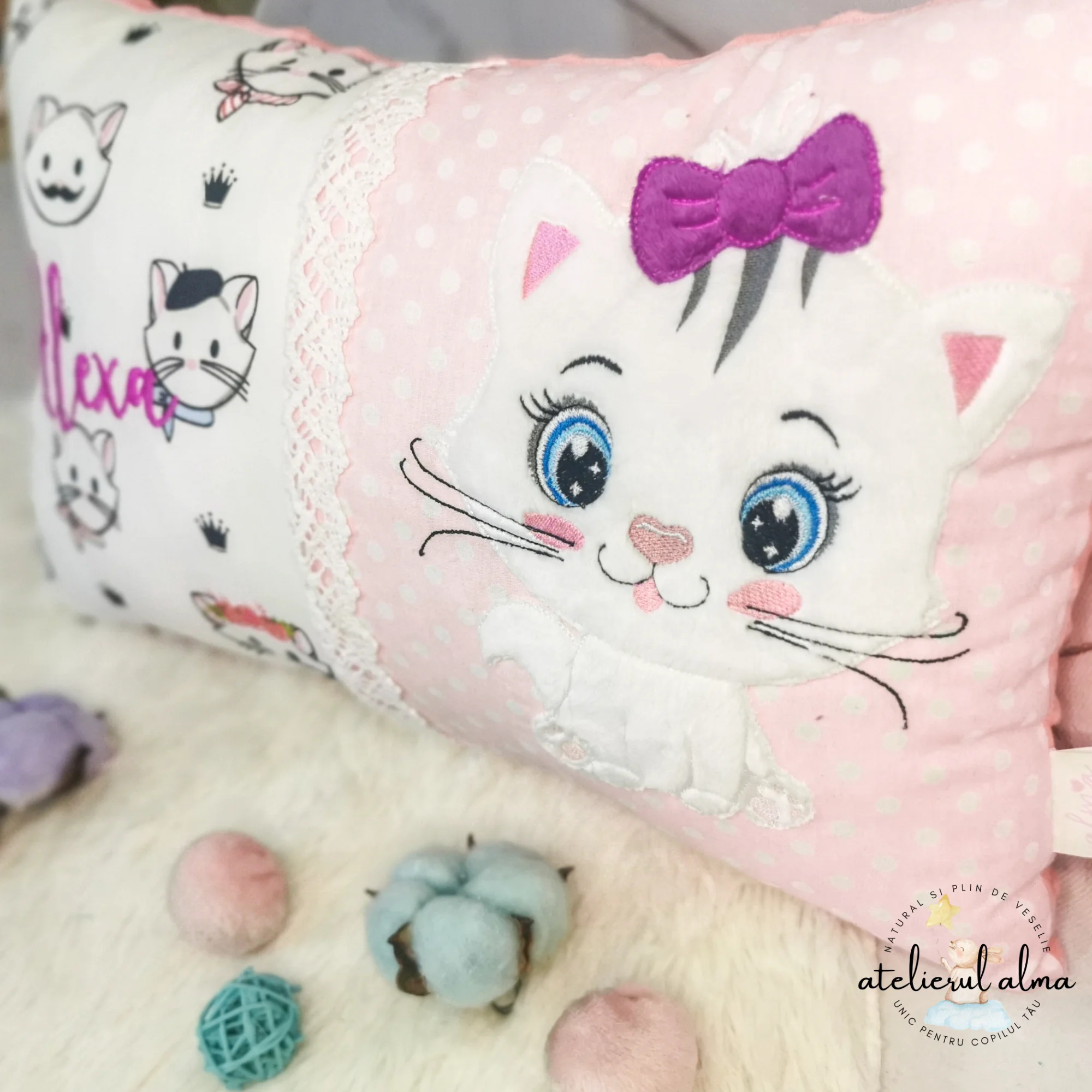 imagine cu perna antiaplatizare bebelusi, perna personalizata bebe