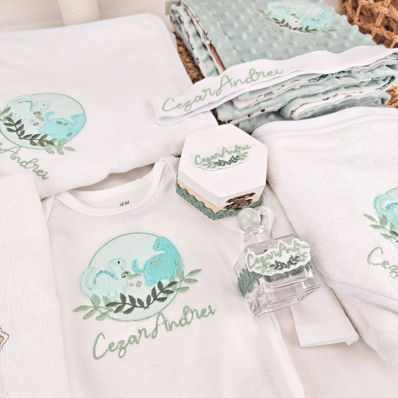 imagine cu trusou botez pentru botezului copilului. trusou pentru biserica personalizat
