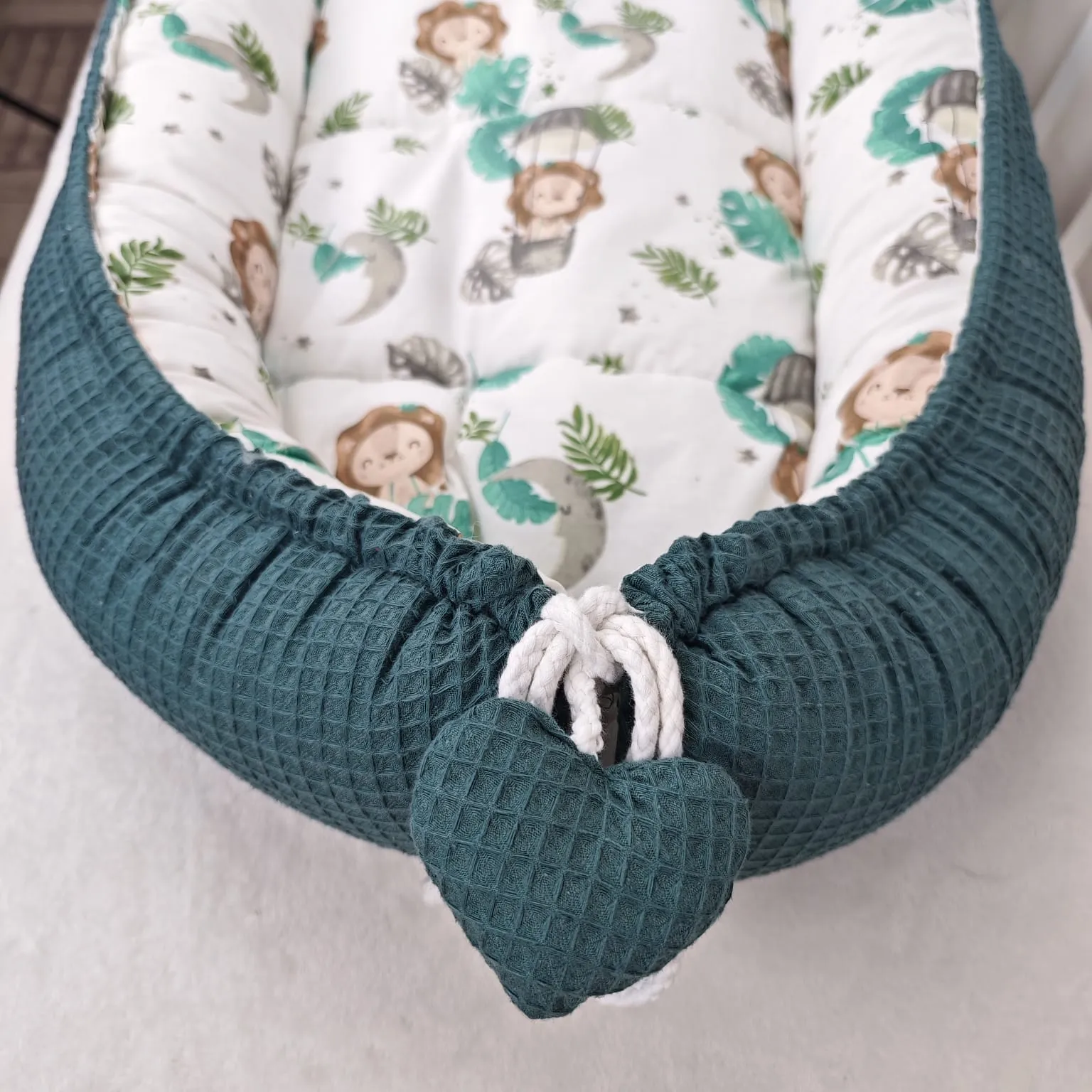 imagine cu babynest pentru bebelusi. cuib nou nascuti pentru dormit, co-sleeping
