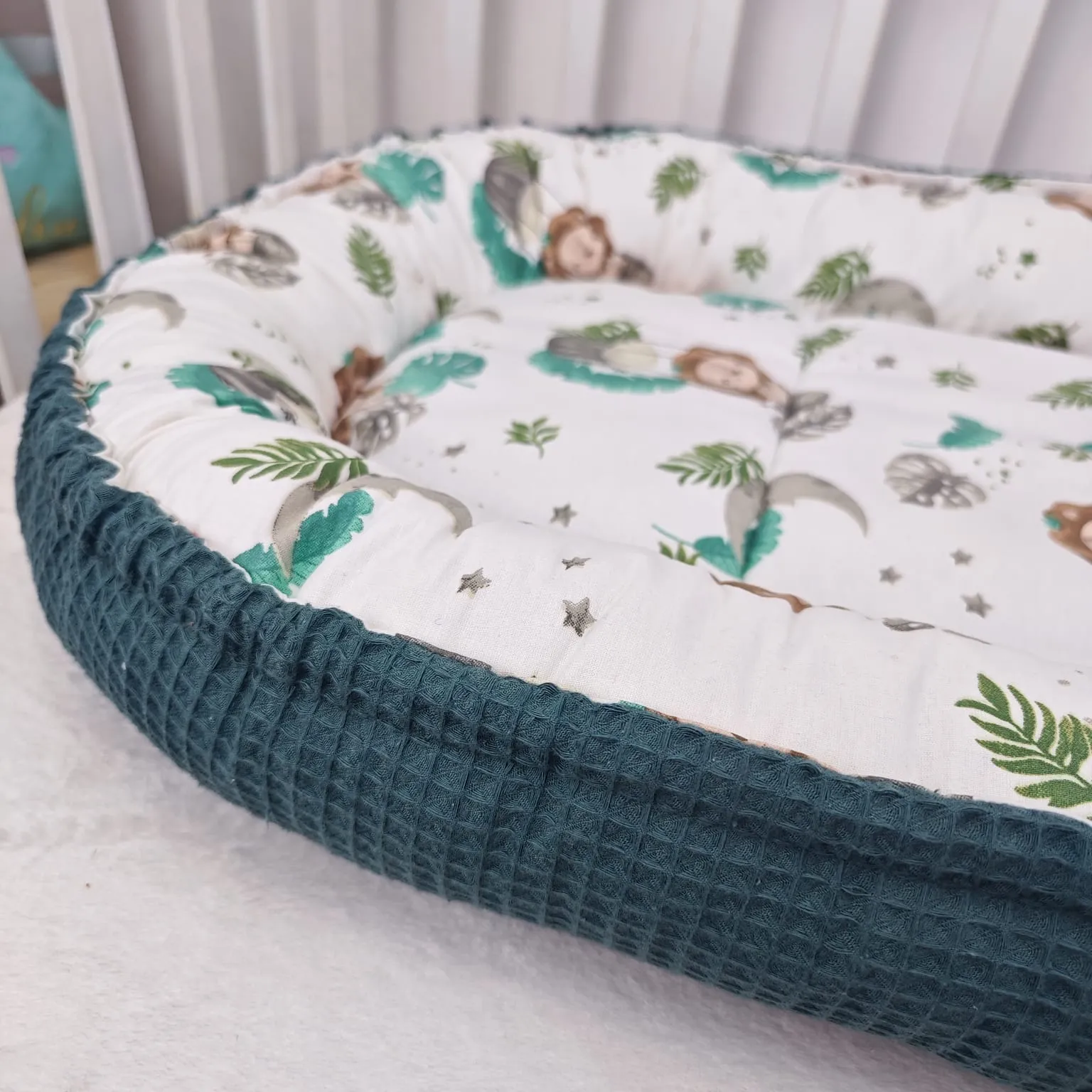 imagine cu babynest pentru bebelusi. cuib nou nascuti pentru dormit, co-sleeping