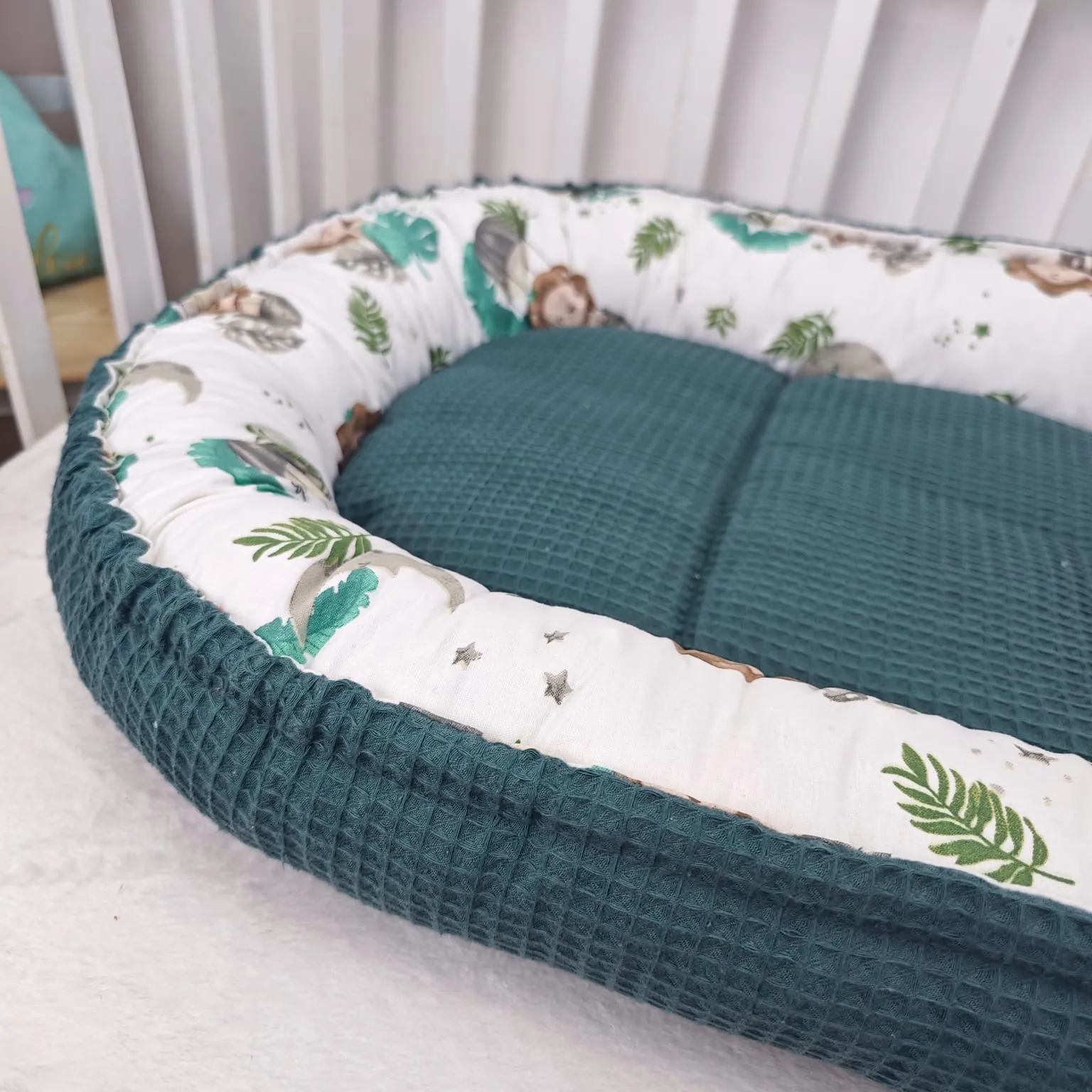 imagine cu babynest pentru bebelusi. cuib nou nascuti pentru dormit, co-sleeping