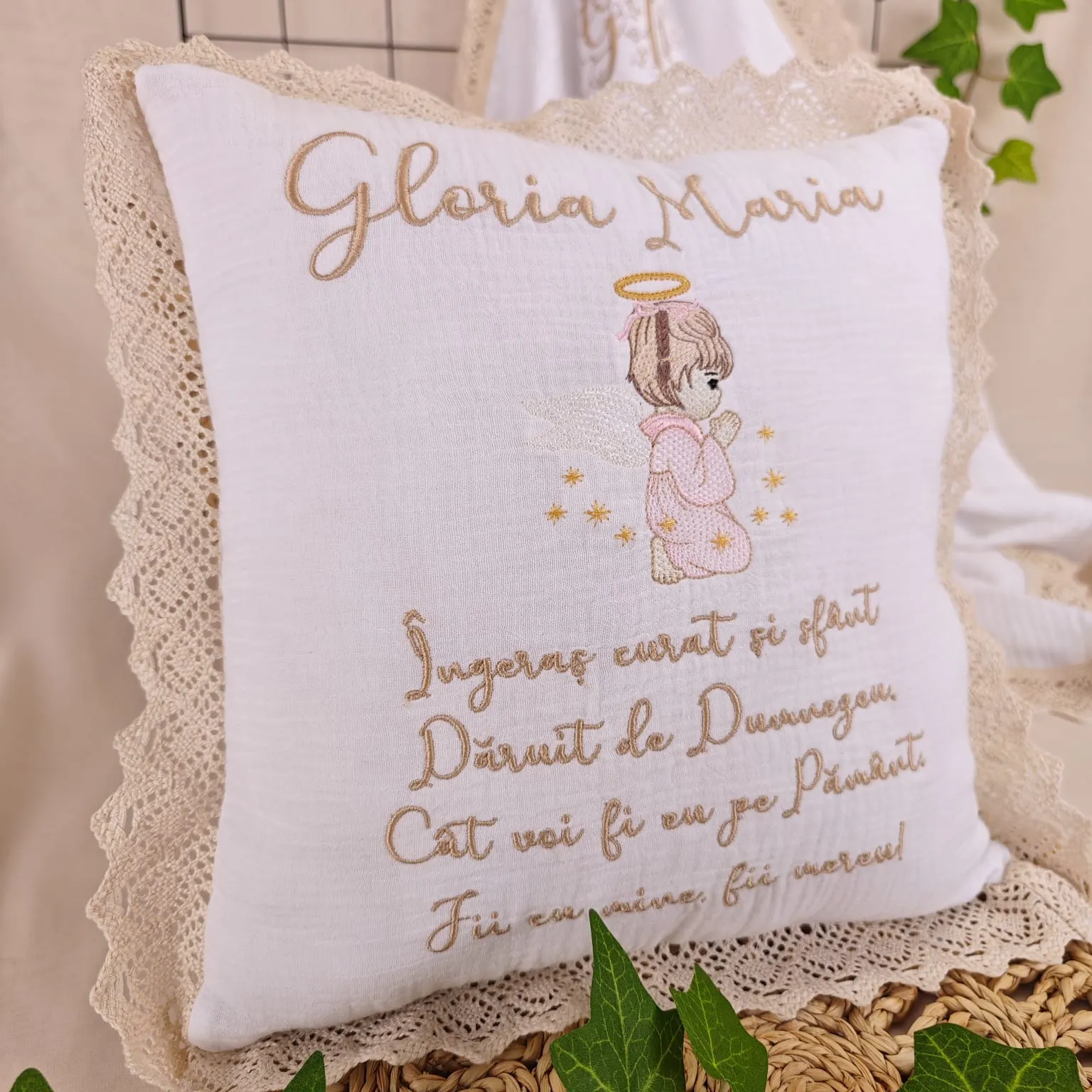 imagine cu perna antiaplatizare bebelusi, perna personalizata bebe, perna muselina