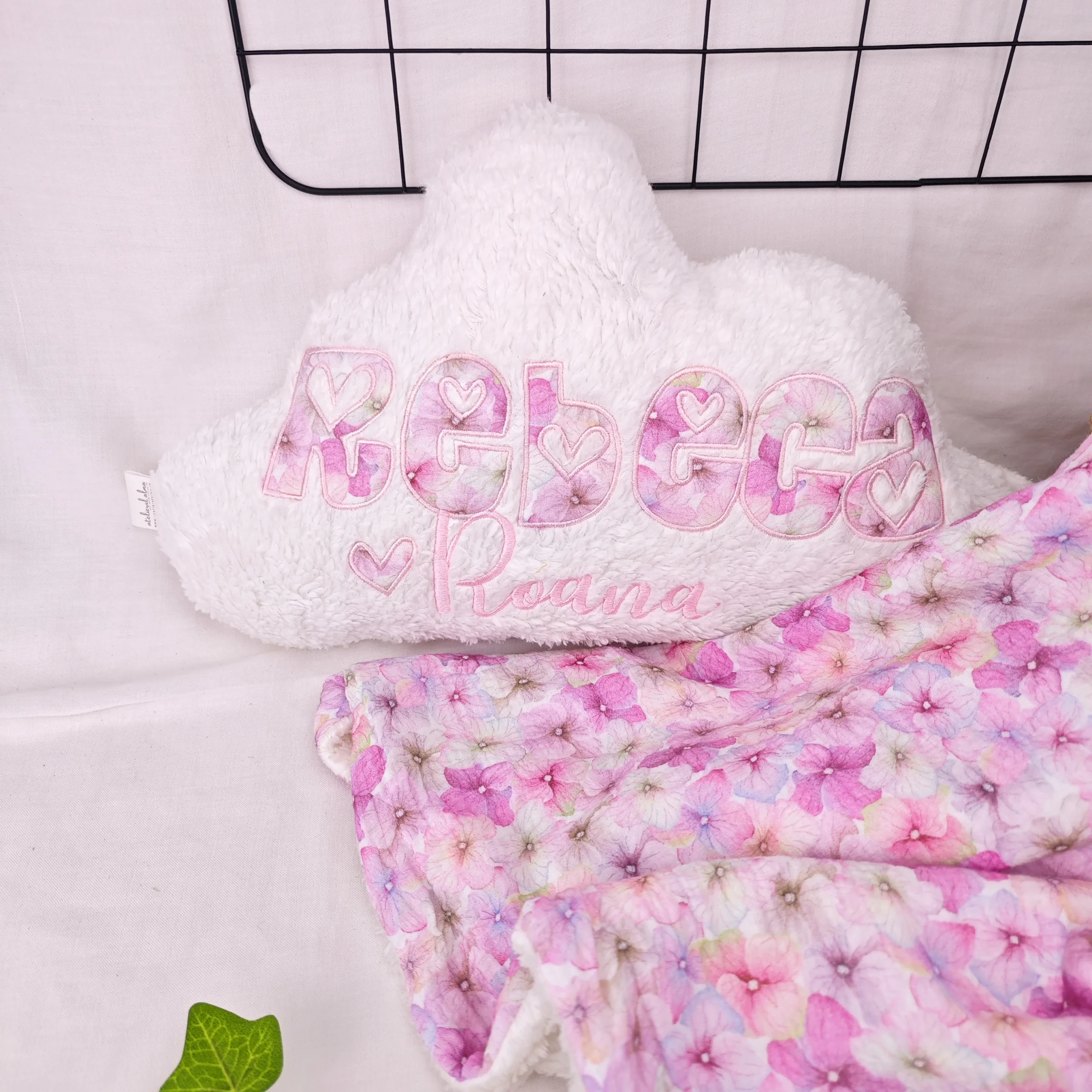 imagine cu perna antiaplatizare bebelusi, perna personalizata bebe, perna muselina
