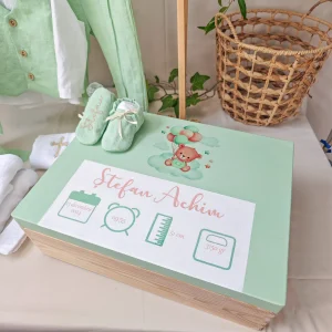 Cutie de lemn ursuleț baloane mentă personalizata