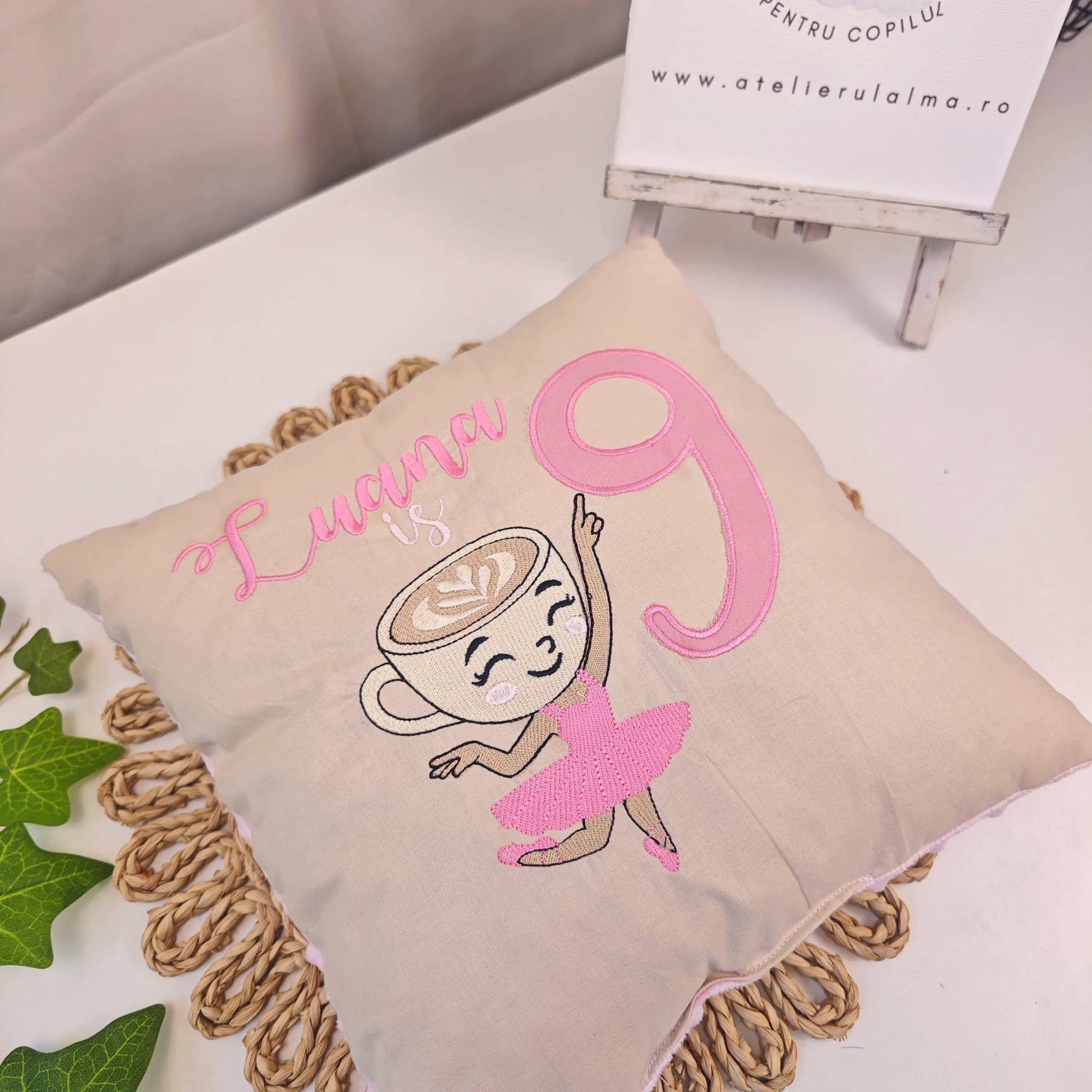 imagine cu perna antiaplatizare bebelusi, perna personalizata bebe, perna muselina