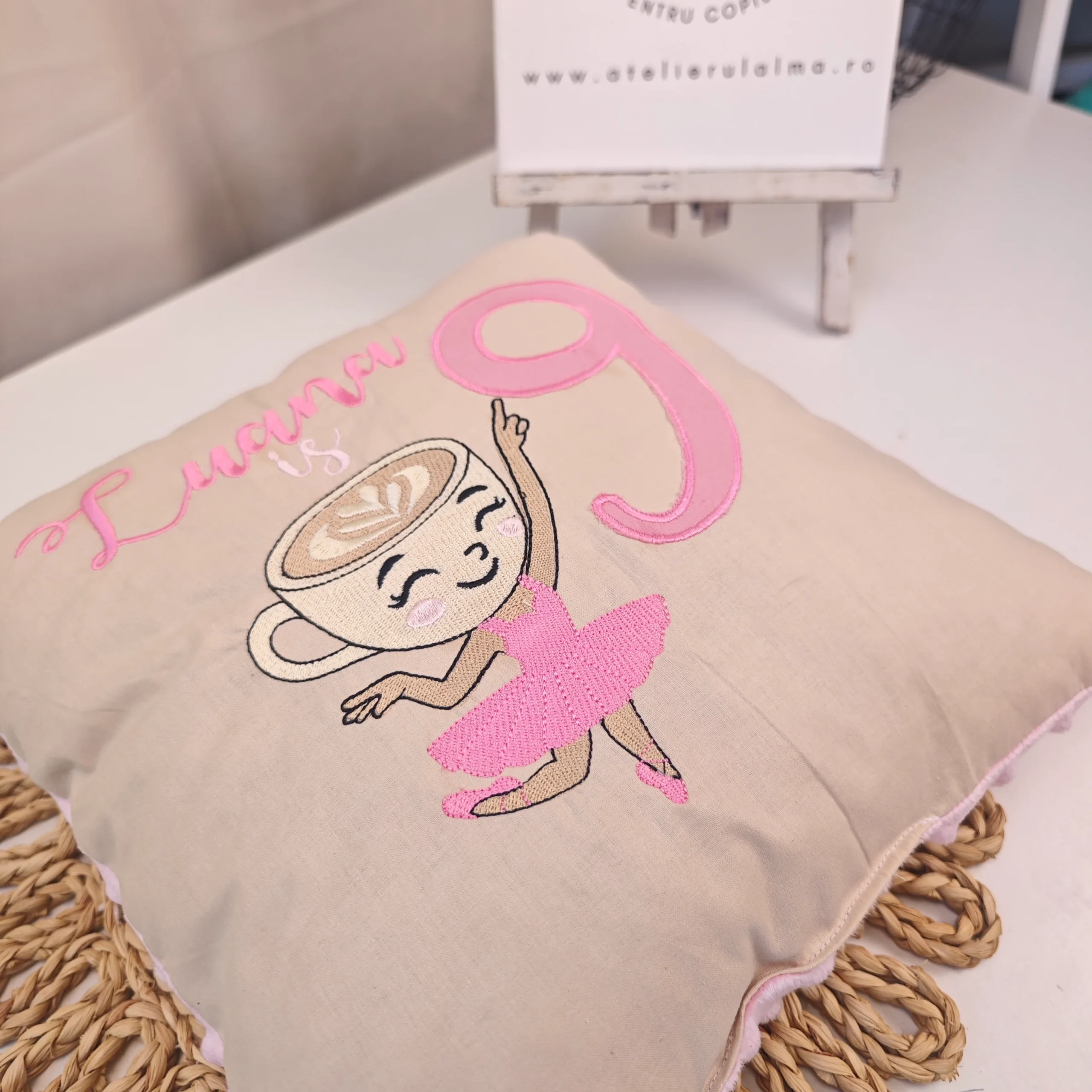 imagine cu perna antiaplatizare bebelusi, perna personalizata bebe, perna muselina