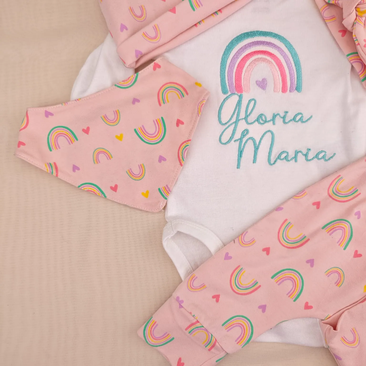 imagine cu set cadou bebelusi sau set cadou nounascut